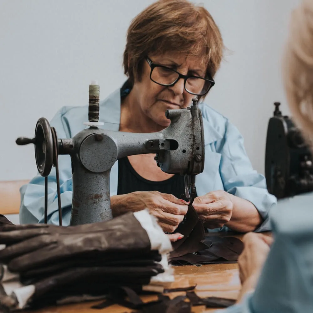 Rossana (cordovan) - Italian fingerless lambskin leather driving gloves