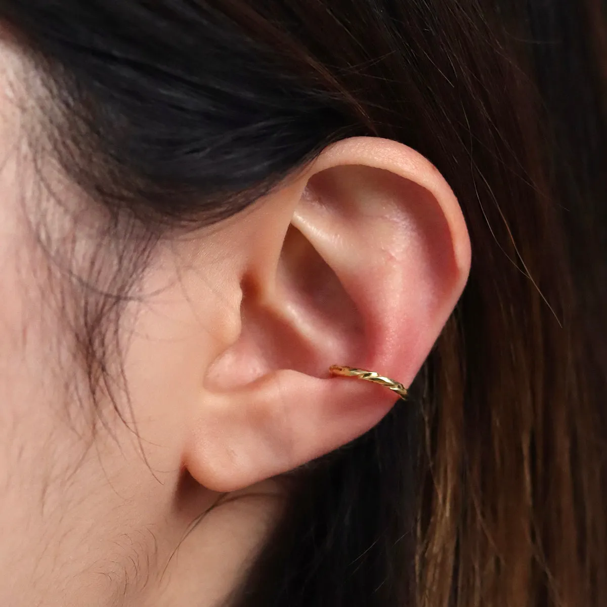 Twisted line ear cuff